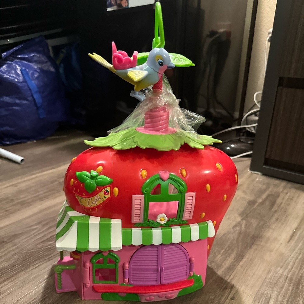2008 hasbro strawberry shortcake house